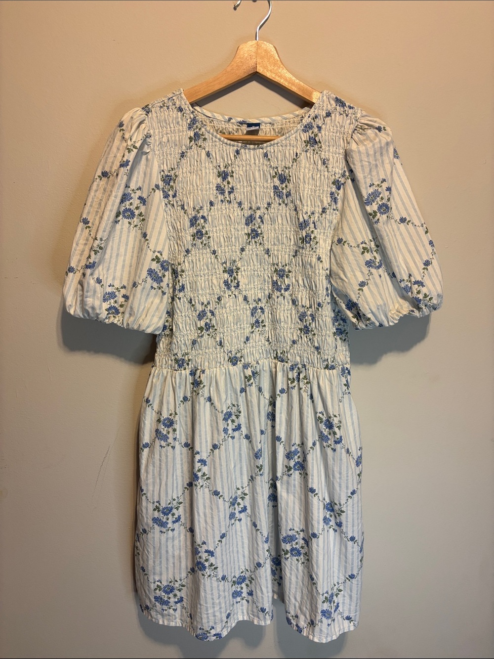 ✨Old Navy Blue and White Floral Puff-Sleeve Smocked Fit & Flare Mini Dress Sz M